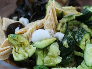 黄瓜腐竹拌木耳 