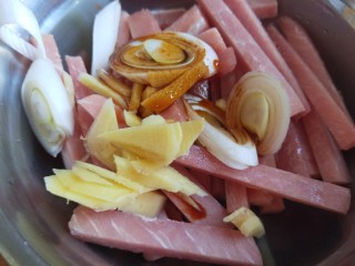 香辣里脊肉条  新文美食 