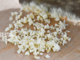 蒜蓉粉丝蒸丝瓜好看又好吃，秘密就在这酱料 