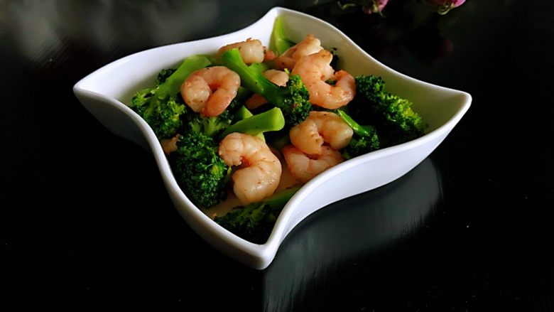 西兰花炒虾仁，经典中一直透着时尚 