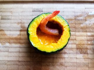 鹌鹑蛋鲜虾贝贝小南瓜盅 