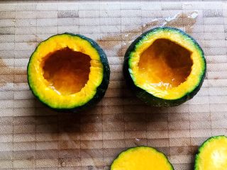 鹌鹑蛋鲜虾贝贝小南瓜盅 