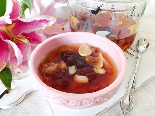 玫瑰花红枣百合桃胶甜羹 