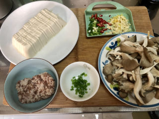 蘑菇炖豆腐 