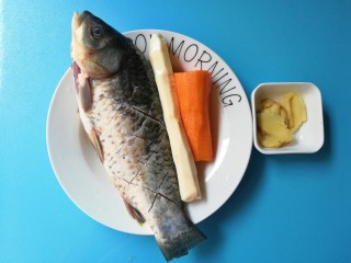 胡萝卜山药鲫鱼汤 